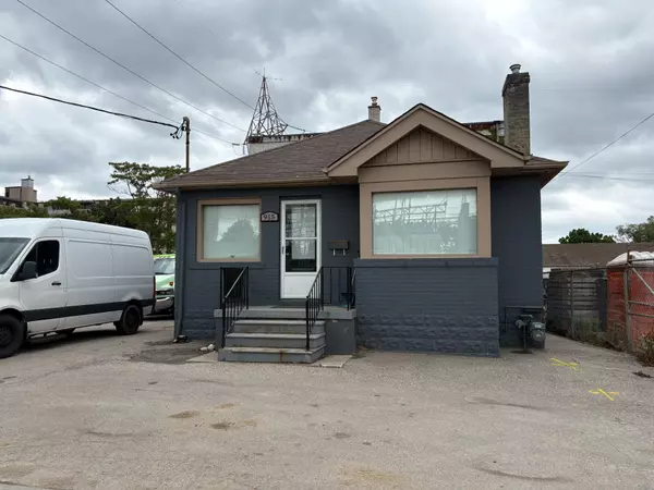 Toronto W04, ON M6B 1B6,915 Roselawn AVE