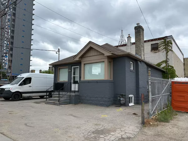 Toronto W04, ON M6B 1B6,915 Roselawn AVE