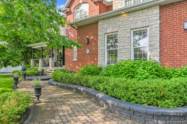 Stittsville - Munster - Richmond, ON K2S 1W6,18 CYPRESS GDNS