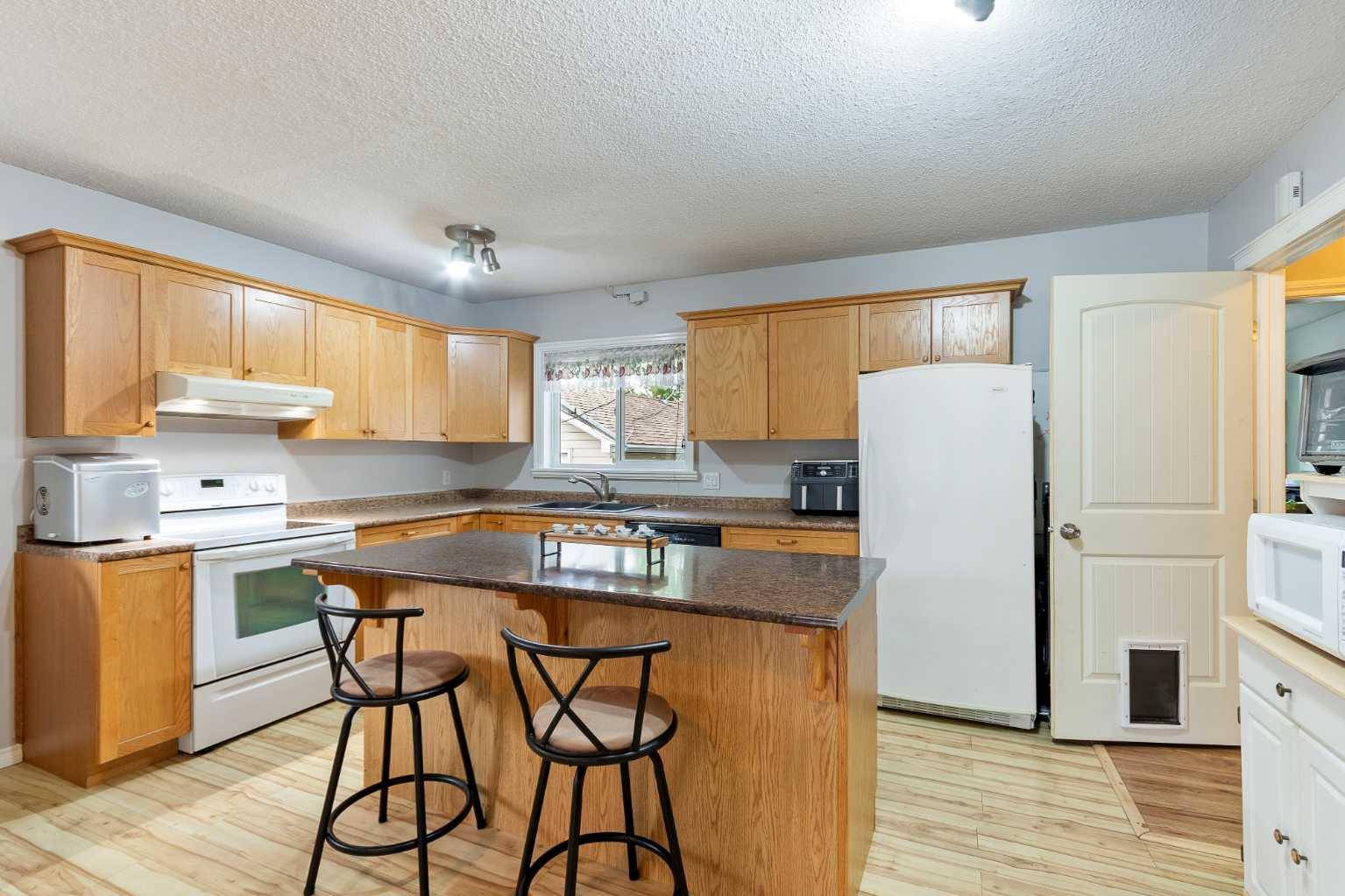 Lloydminster, AB T9V1E2,3313 51 AVE