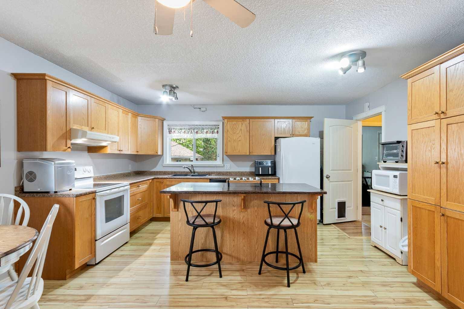 Lloydminster, AB T9V1E2,3313 51 AVE
