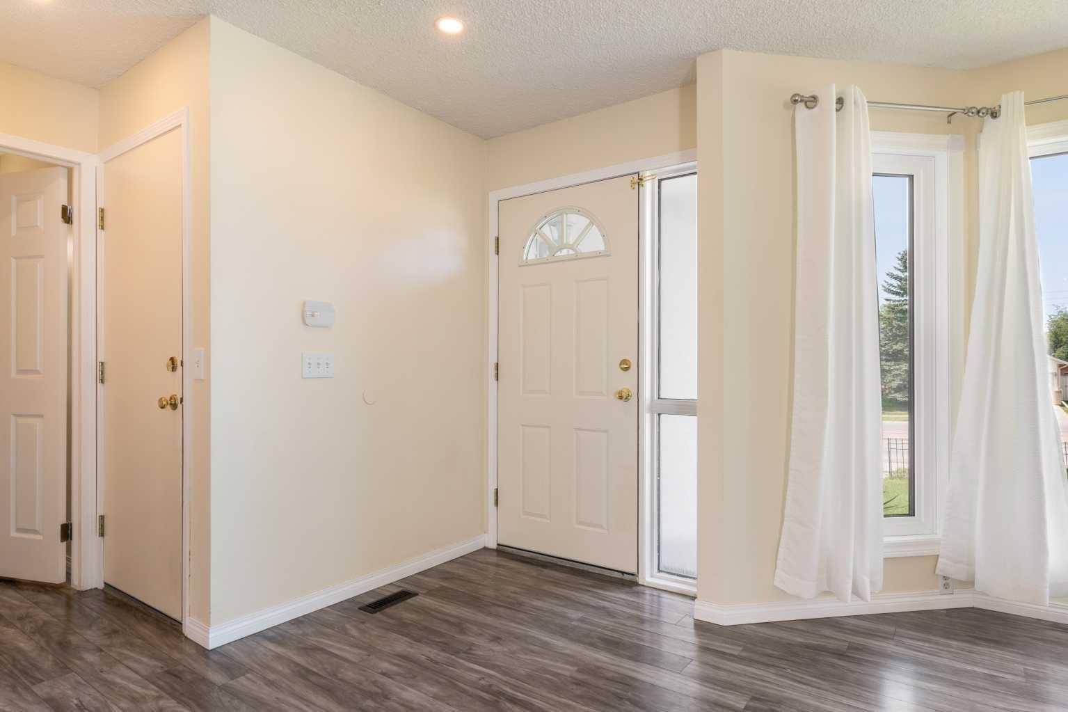 Calgary, AB T3K 4B1,11432 Coventry BLVD Northeast