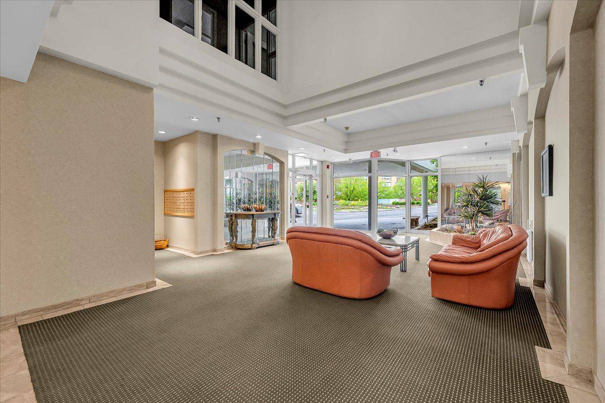 Oakville, ON L6H 2R5,1071 QUEENS AVE #101