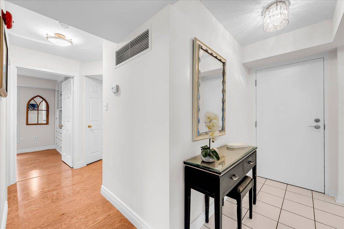 Oakville, ON L6H 2R5,1071 QUEENS AVE #101