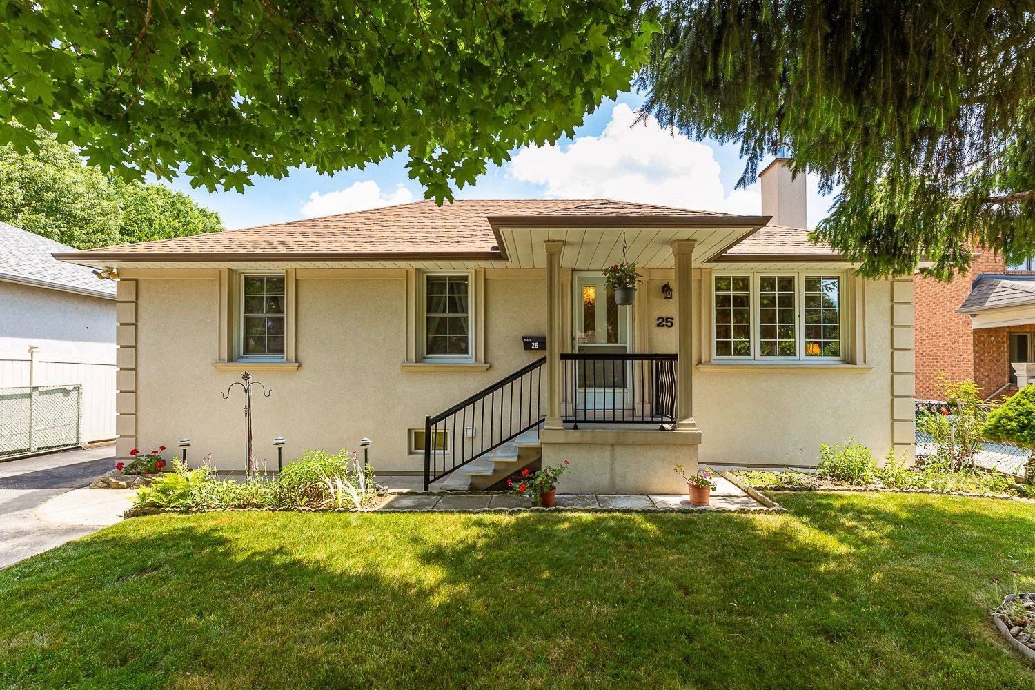 25 Ann Arbour RD, Toronto W05, ON M9M 2J5