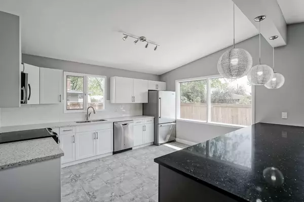 Calgary, AB T2K 2Y6,5519 Buckthorn RD NW
