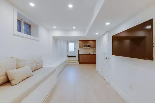 Toronto E01, ON M4J 4V6,210 Parkmount RD #Lower