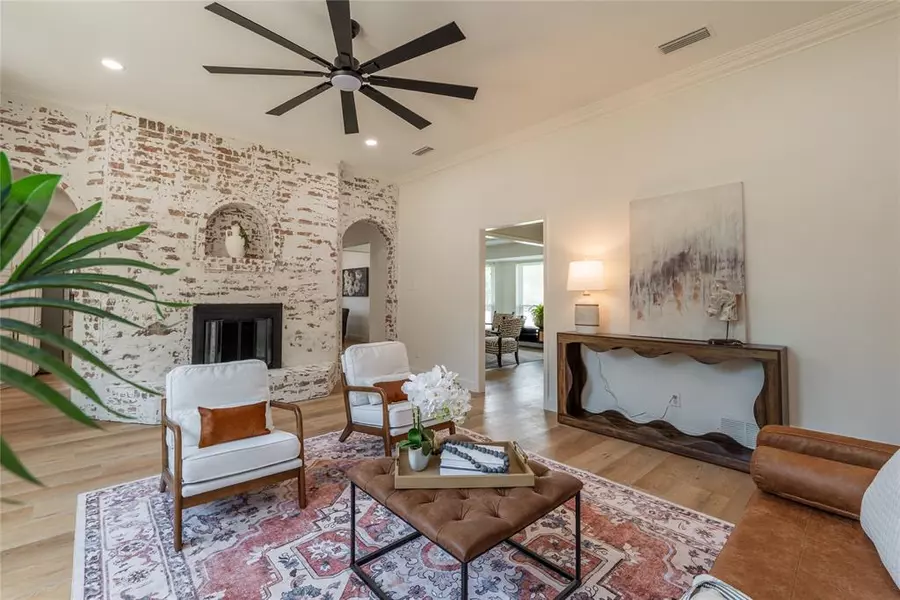 2052 Parkridge Drive, Hurst, TX 76054