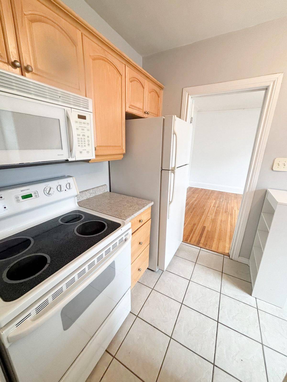 Toronto C03, ON M4R 1E4,20 Roselawn AVE #5