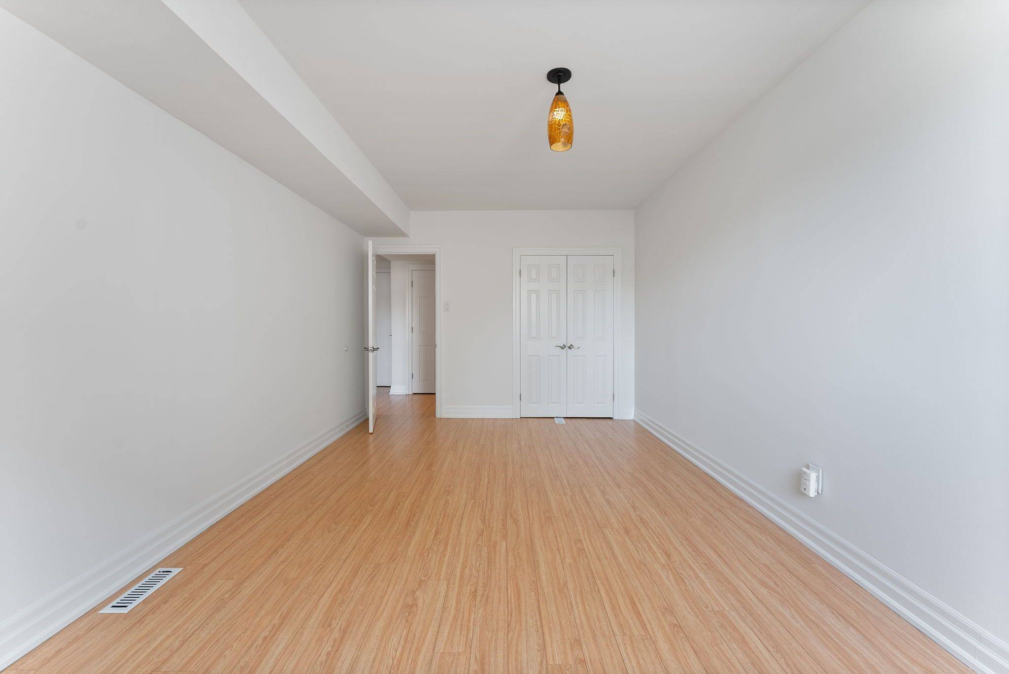 Burlington, ON L7T 3J1,985 Kingsway DR #5