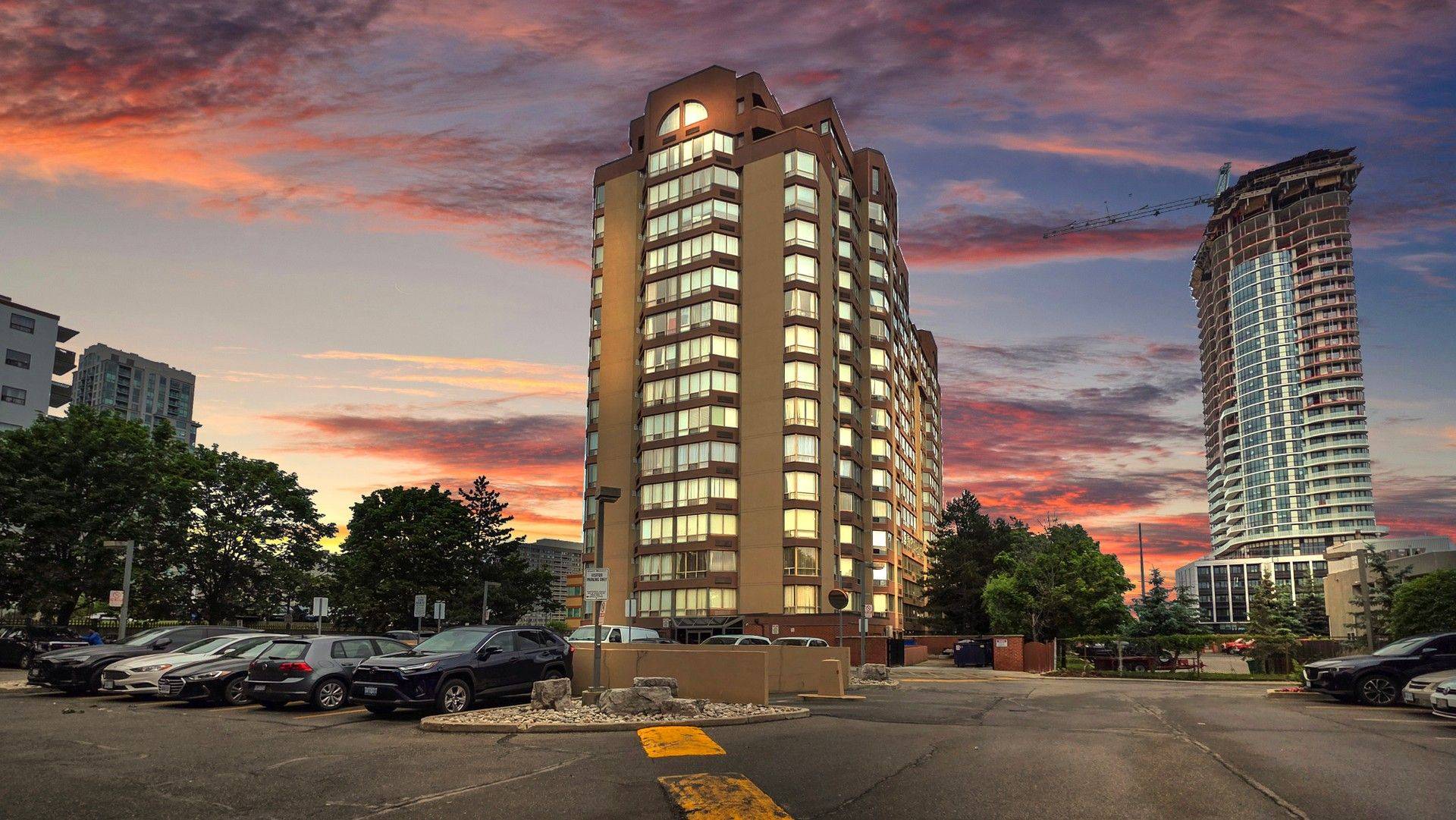 25 Fairview RD W #406, Mississauga, ON L5B 3Y8