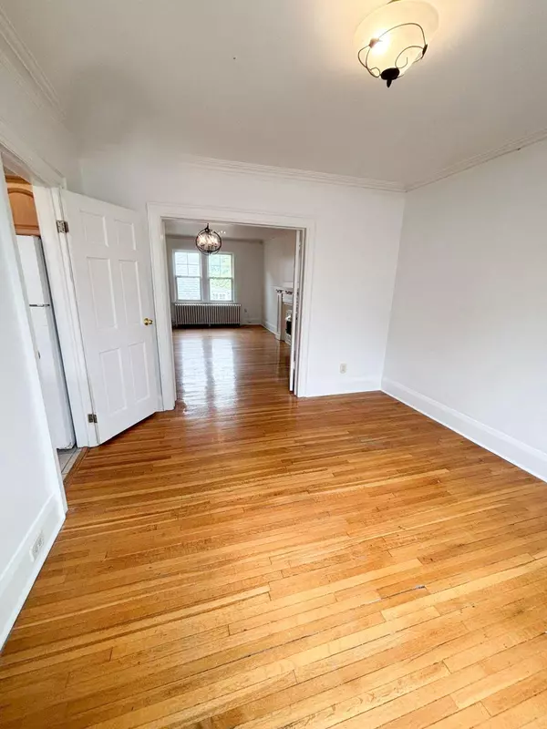 Toronto C03, ON M4R 1E4,20 Roselawn AVE #5