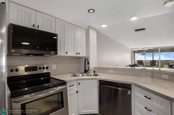 Pompano Beach, FL 33069,605 Oaks Dr #905
