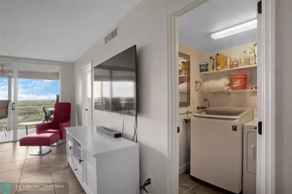 Pompano Beach, FL 33069,605 Oaks Dr #905