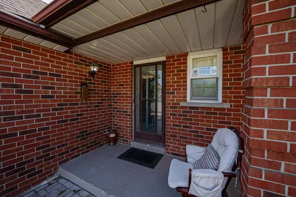 Mississauga, ON L5B 3H6,228 Lech Walesa DR