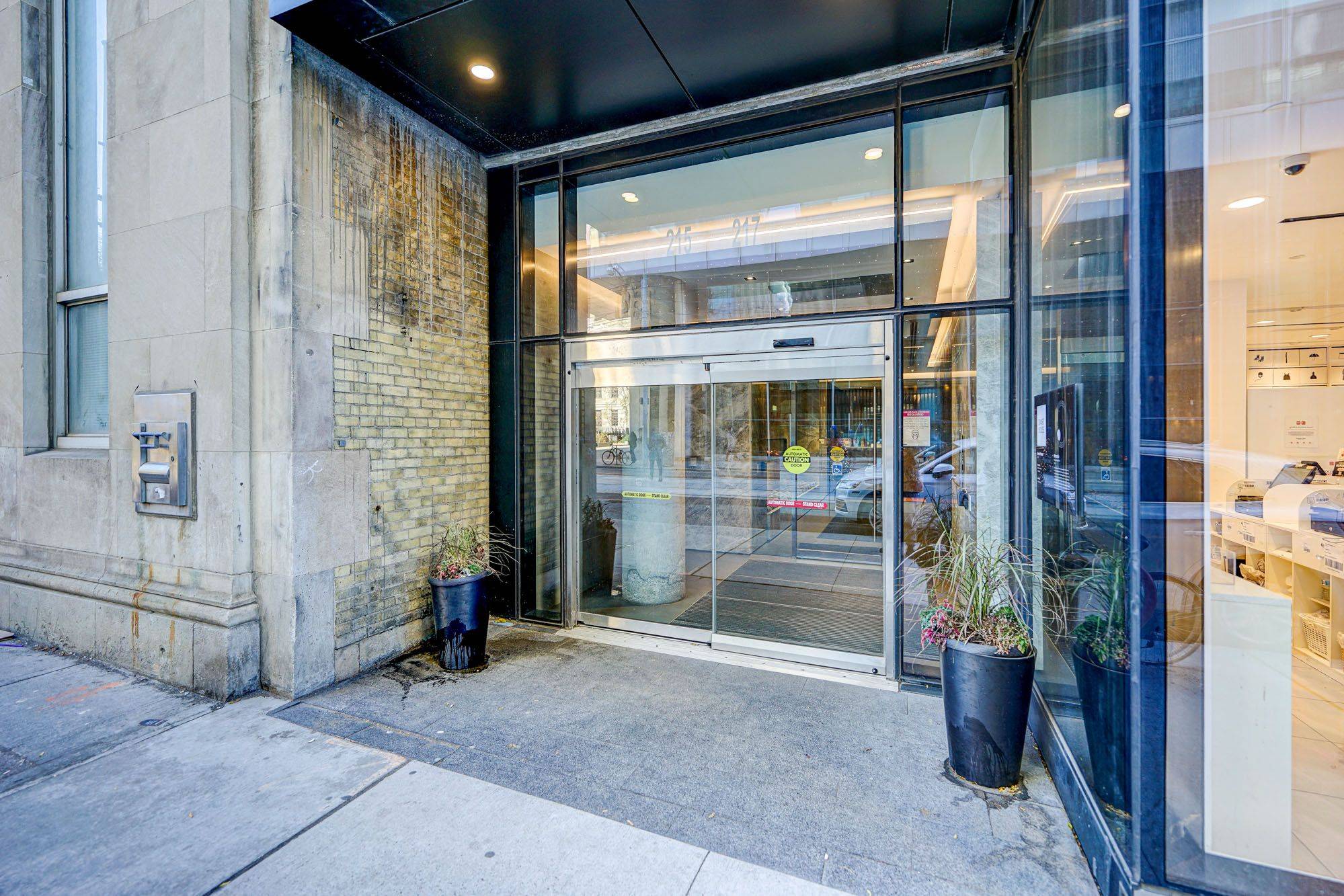 Toronto C01, ON M5V 0P5,215 Queen ST W #1403