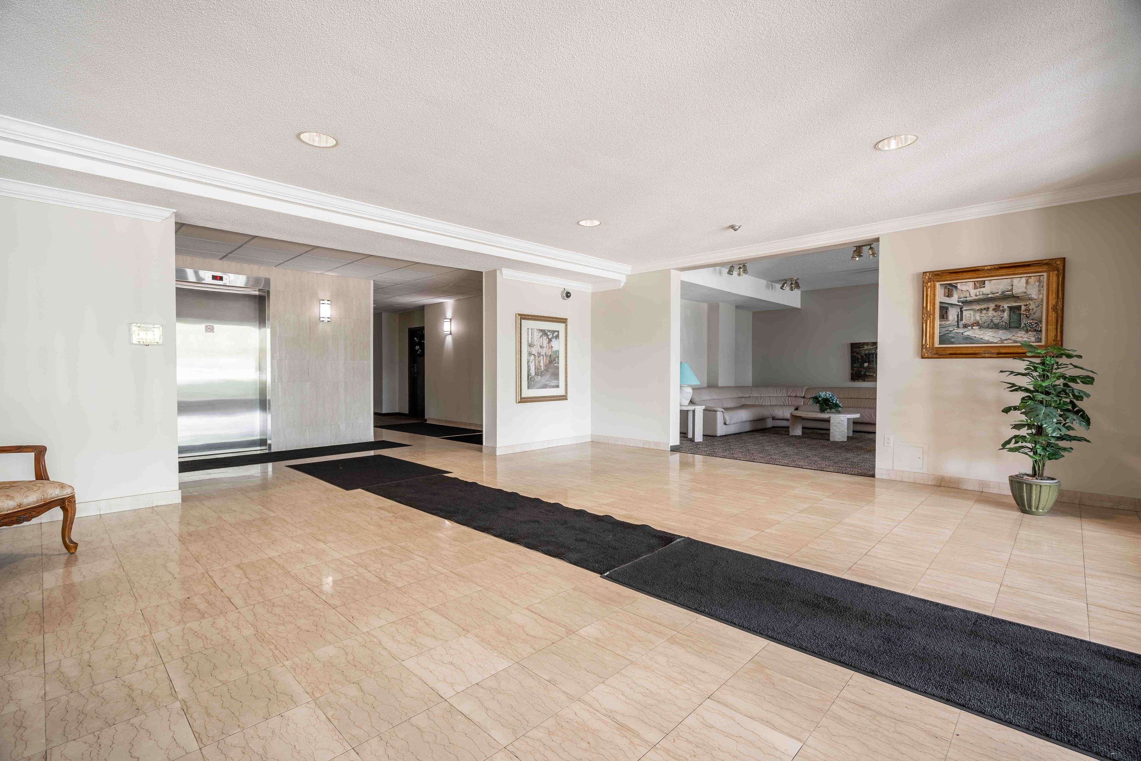 Hamilton, ON L9A 2S7,416 Limeridge RD E #216