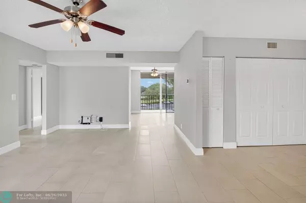 Delray Beach, FL 33484,5370 LAS VERDES CR #319