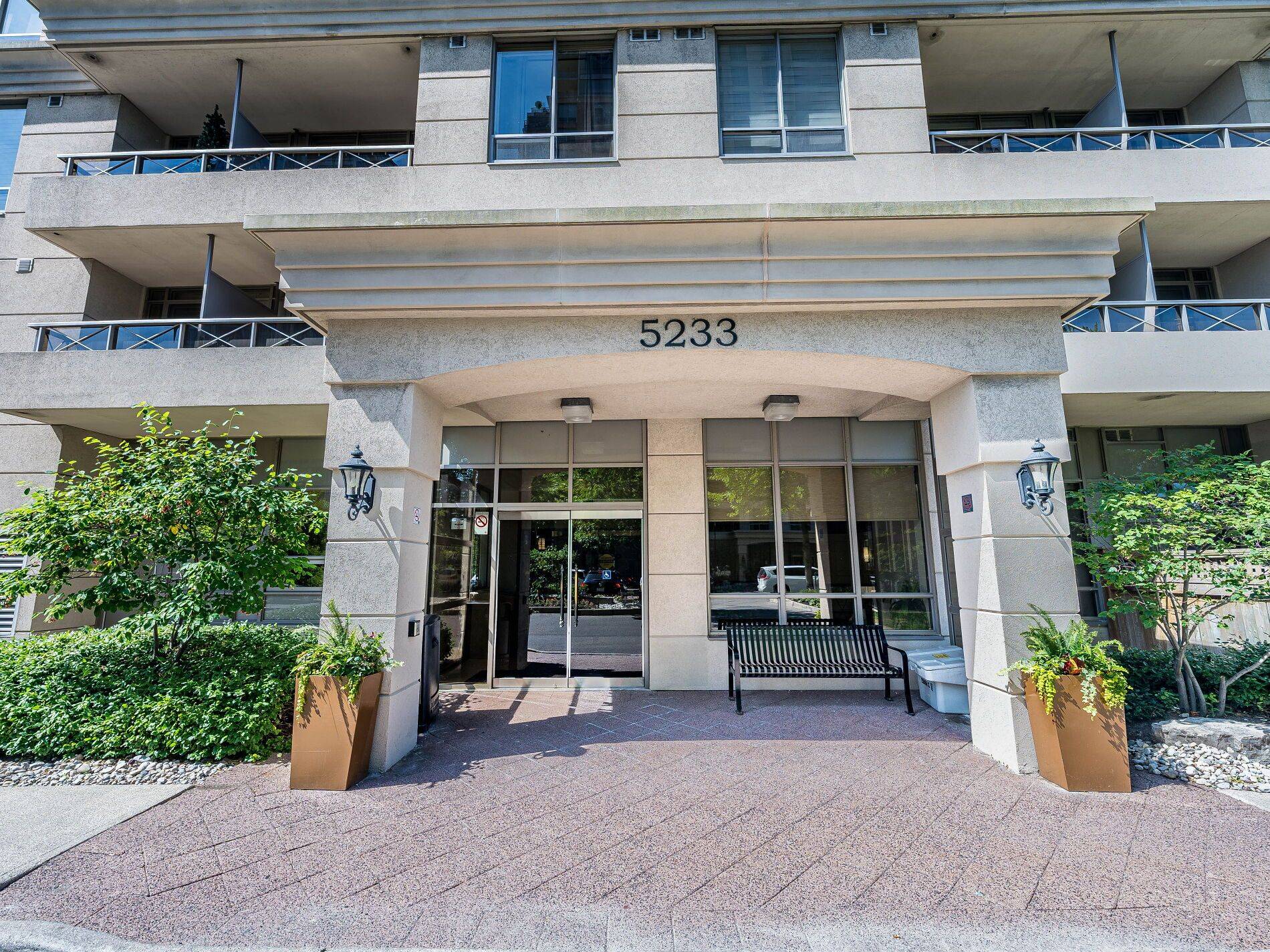 Toronto W08, ON M9B 6M1,5233 Dundas ST W ##1428