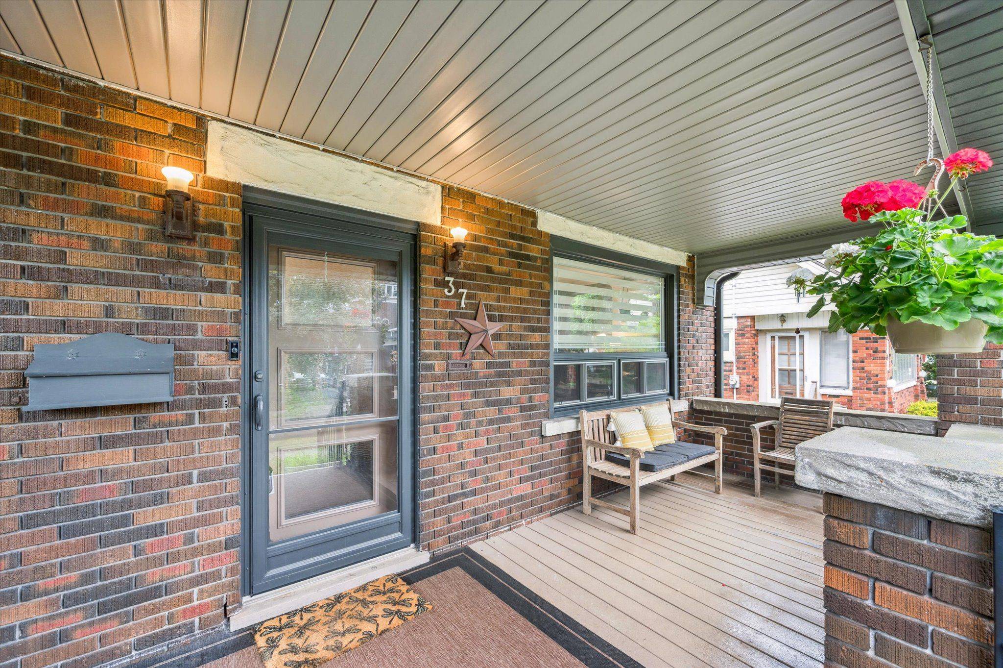 Kitchener, ON N2M 1X2,37 Brock ST