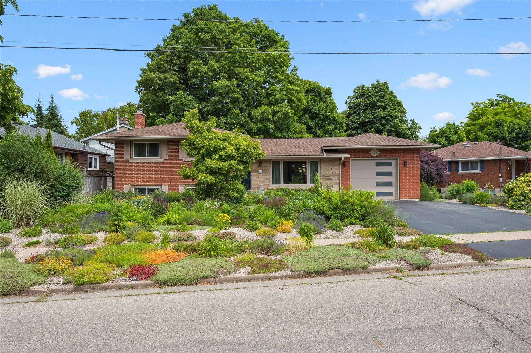 Guelph, ON N1E 3N5,1 Balmoral DR