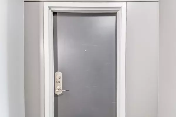 Mississauga, ON L5G 4V8,70 Port ST E #208