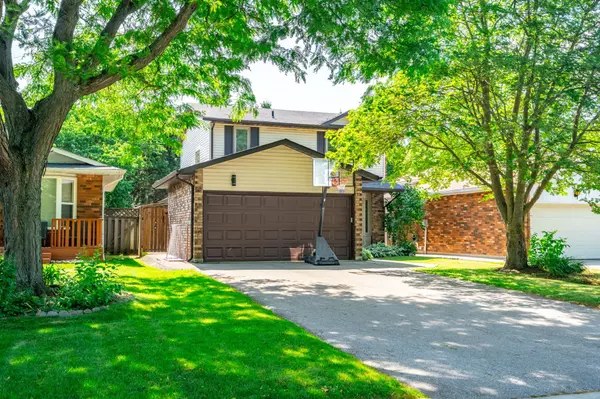 12 Bloomsbury CT, Hamilton, ON L9G 4L6