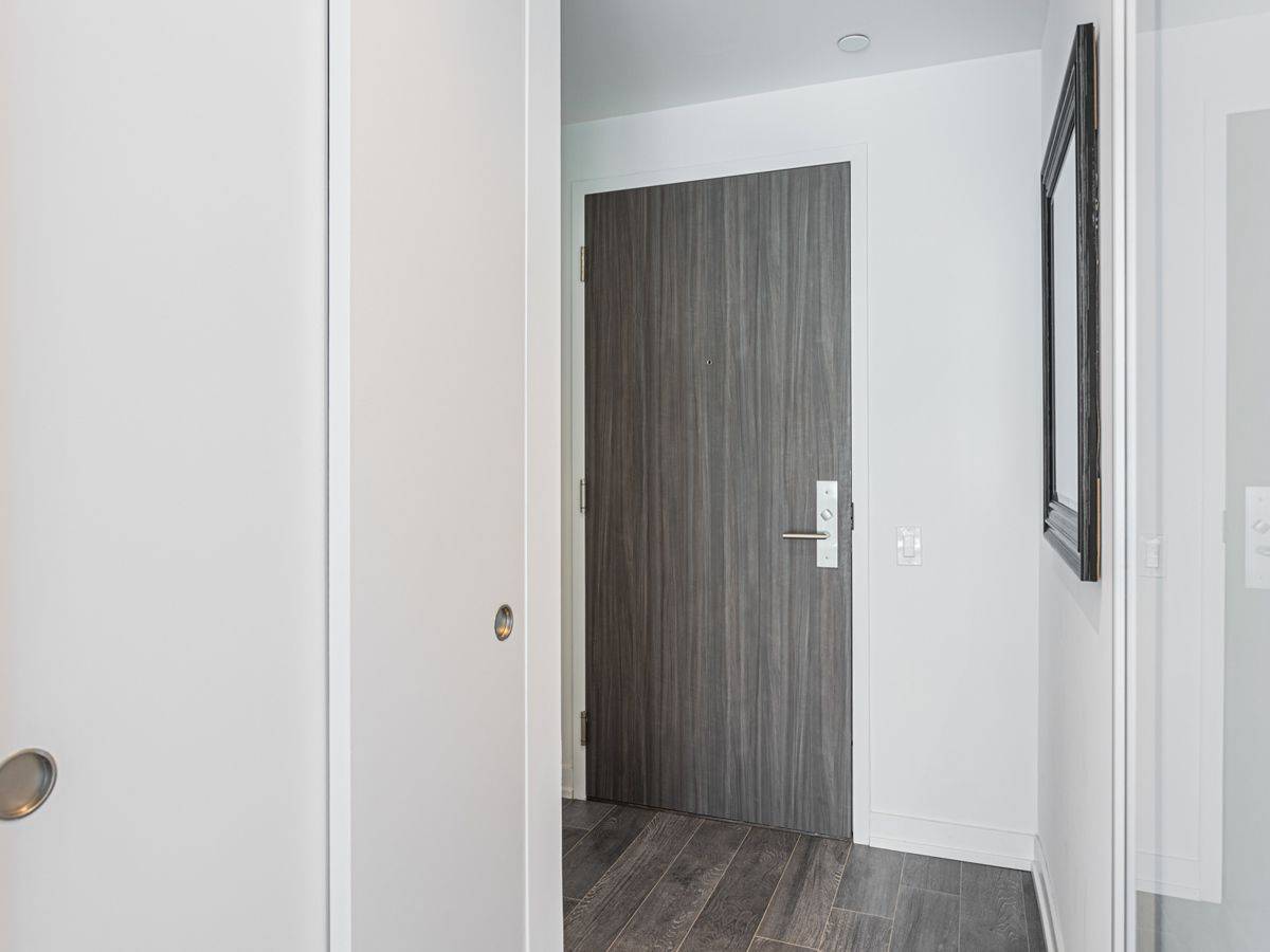 Toronto C10, ON M4P 1R4,185 Roehampton AVE #3202