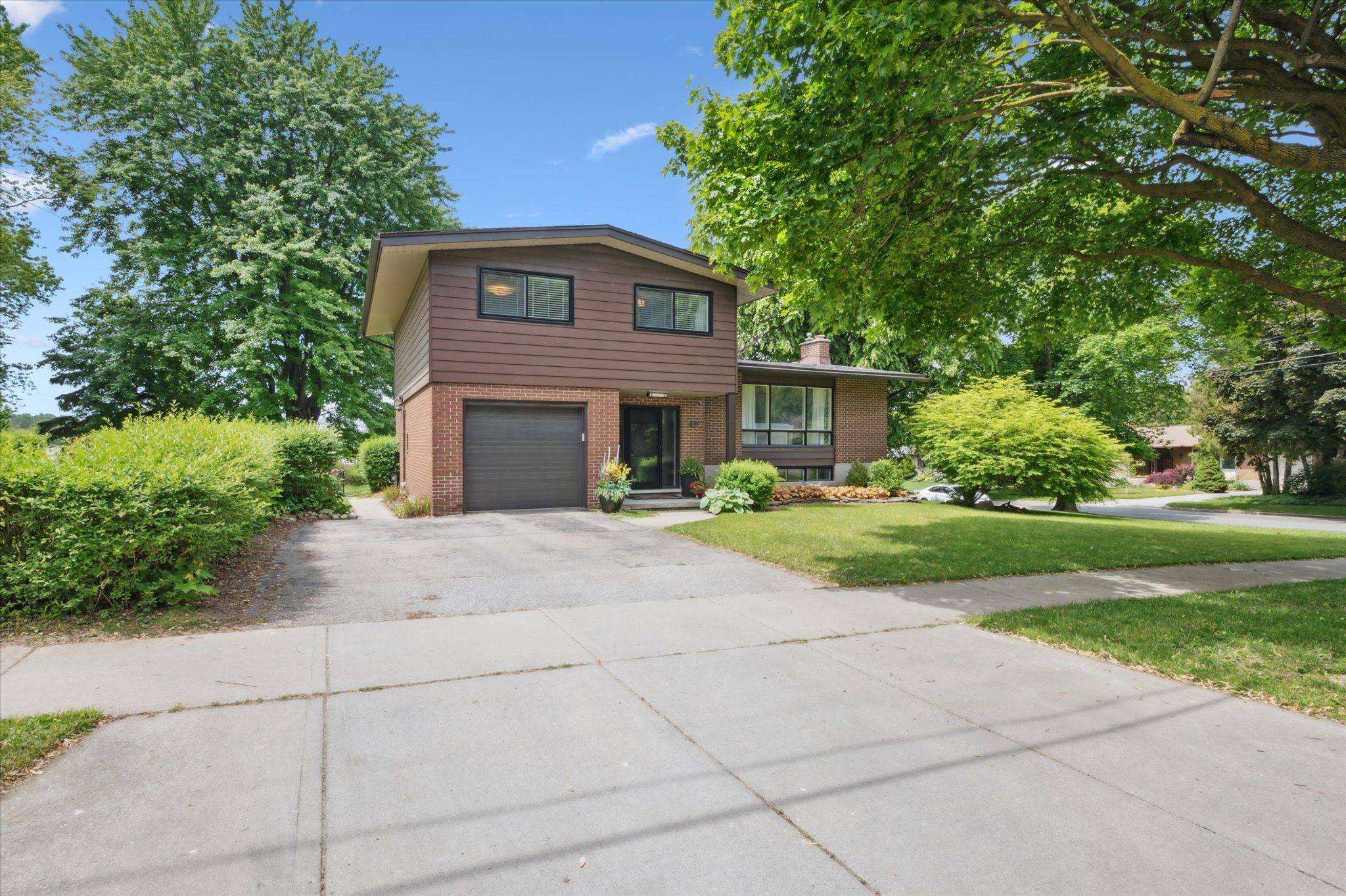 Kitchener, ON N2G 3G1,321 Dixon ST