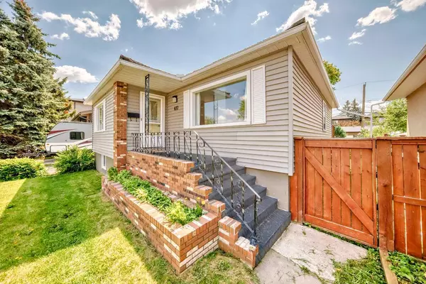 Calgary, AB T2e1x5,617 24 AVE NE