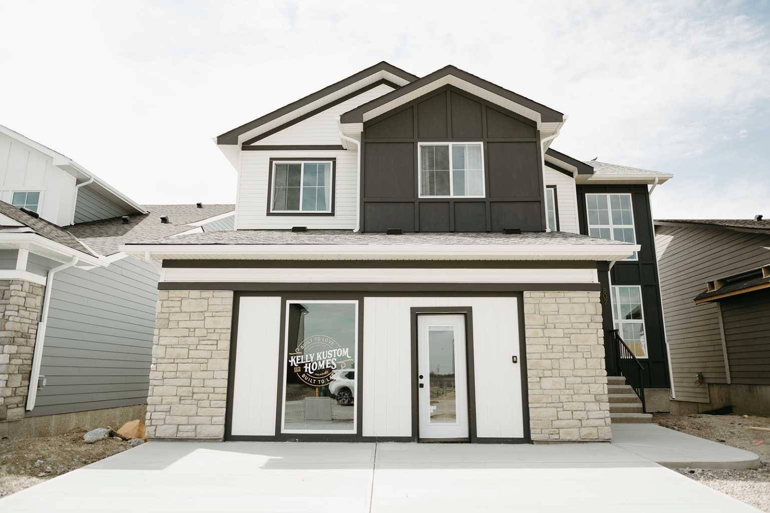 Strathmore, AB T1P 0G8,807 Lakewood CIR