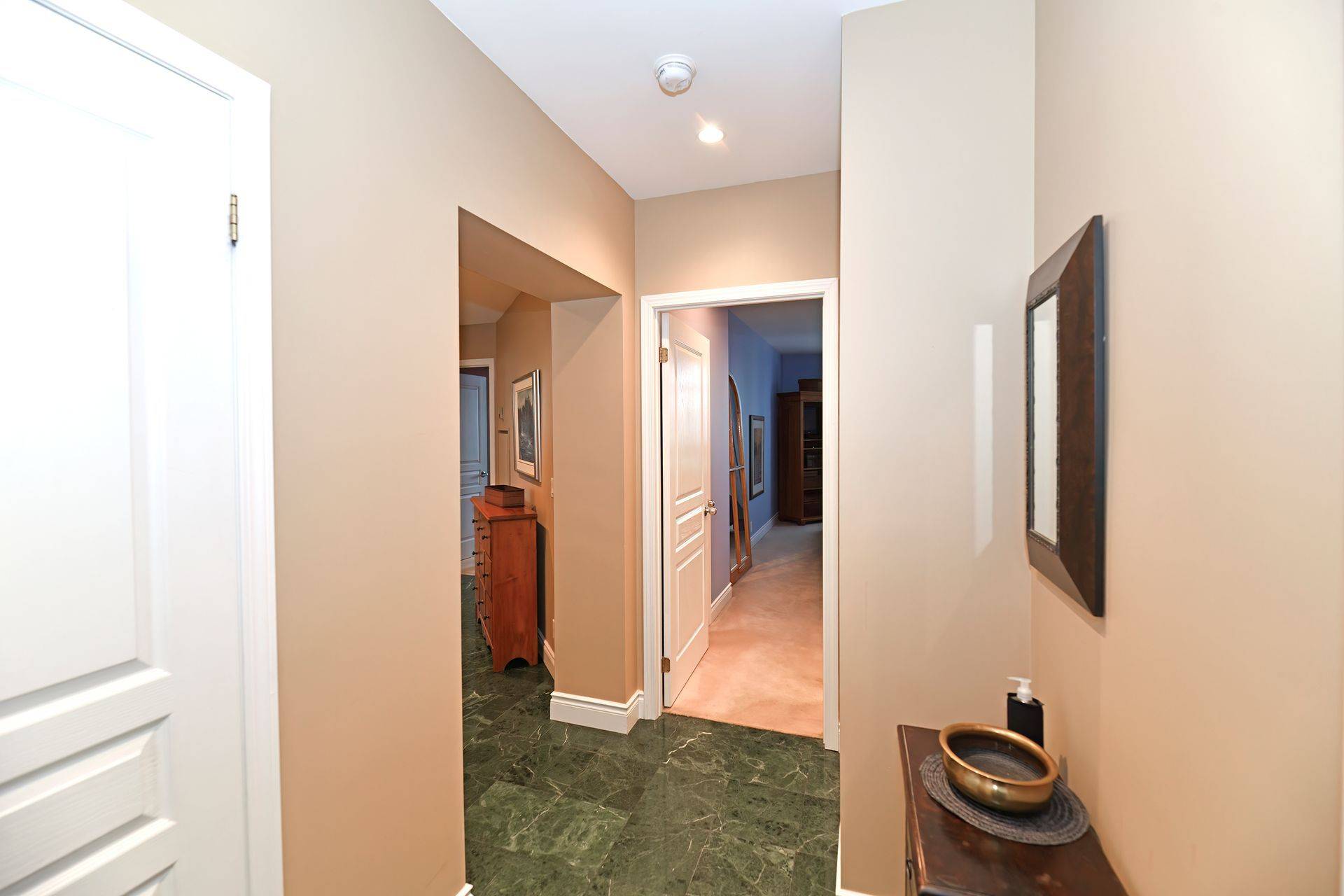 Toronto C02, ON M4V 3C4,1 Deer Park CRES #905