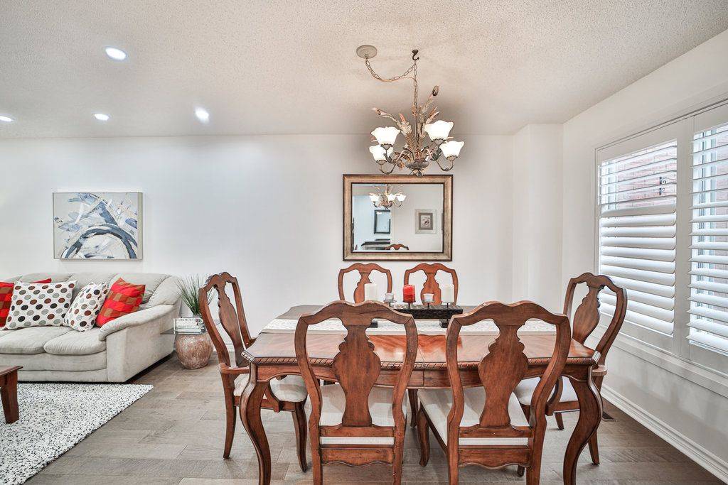 Oakville, ON L6M 3C3,1387 Stonecutter DR