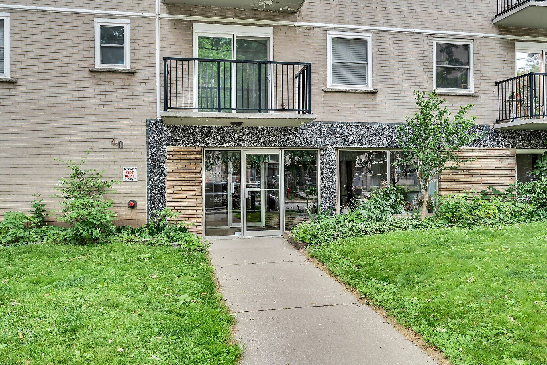 Hamilton, ON L8P 1Y9,40 Robinson ST #208