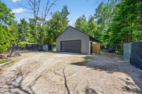 Innisfil, ON L9S 2K5,3221 Oak ST
