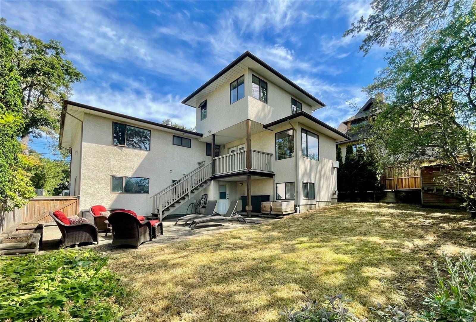 Victoria, BC V8T 2P8,1135 Summit Ave