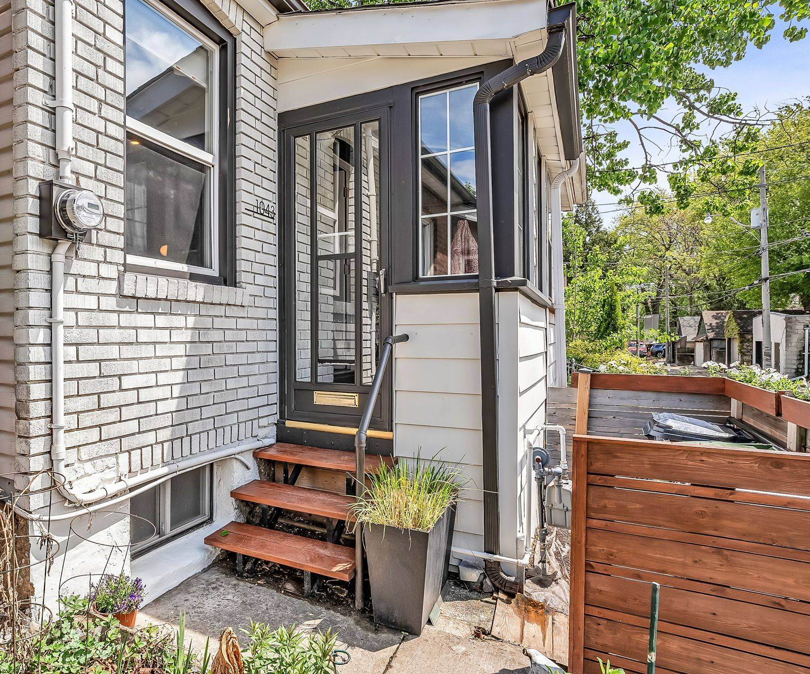 Toronto E01, ON M4J 4V7,1043 Craven RD
