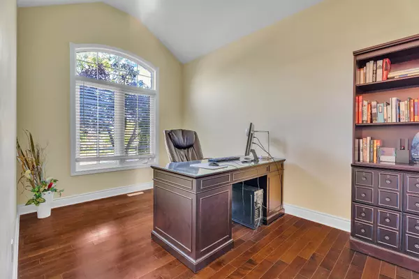 London North, ON N5X 0H4,515 Skyline AVE #55