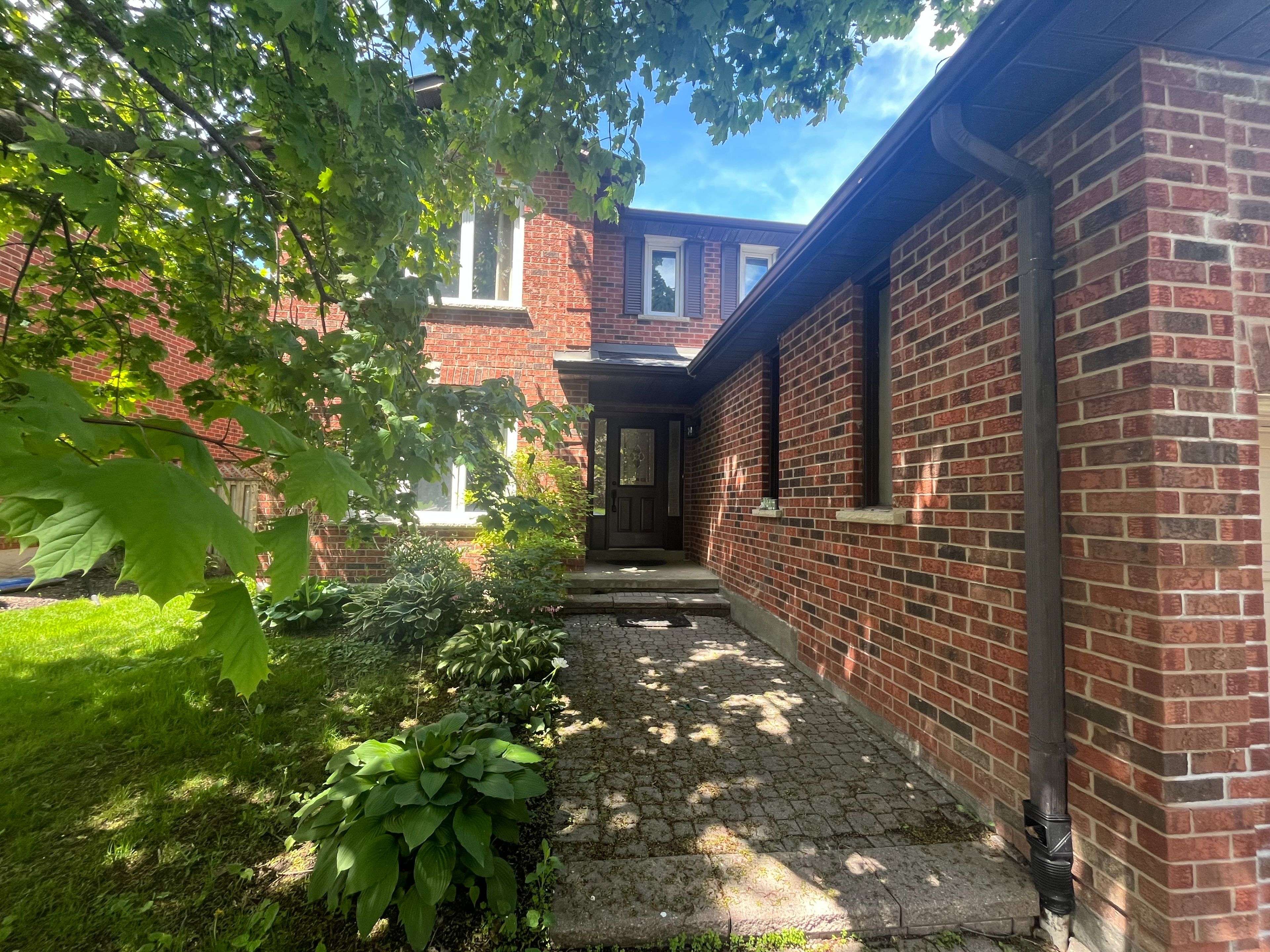 Newmarket, ON L3Y 7V5,79 Doris CRES