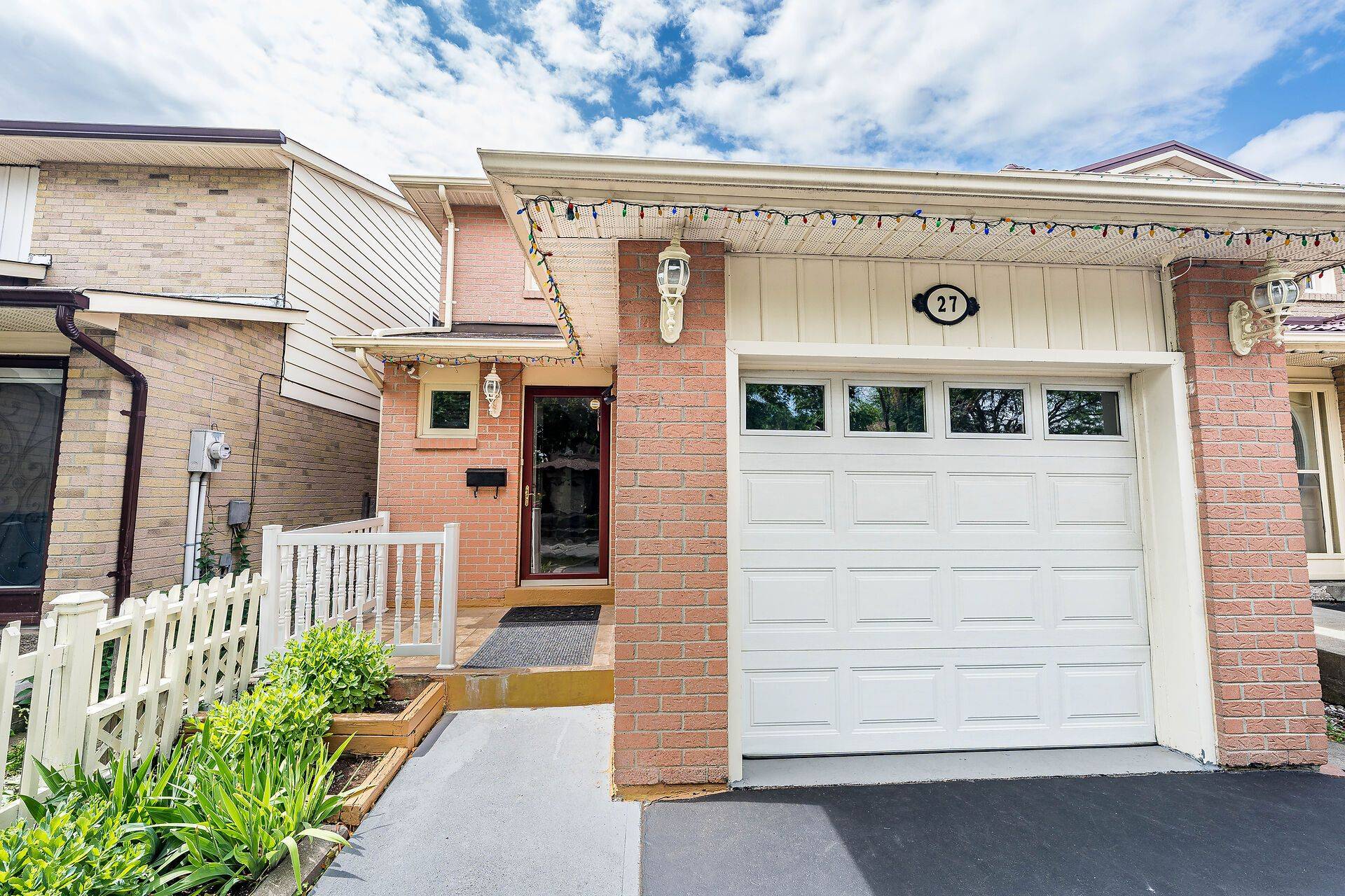 27 Woodsview AVE, Toronto W10, ON M9W 6B9