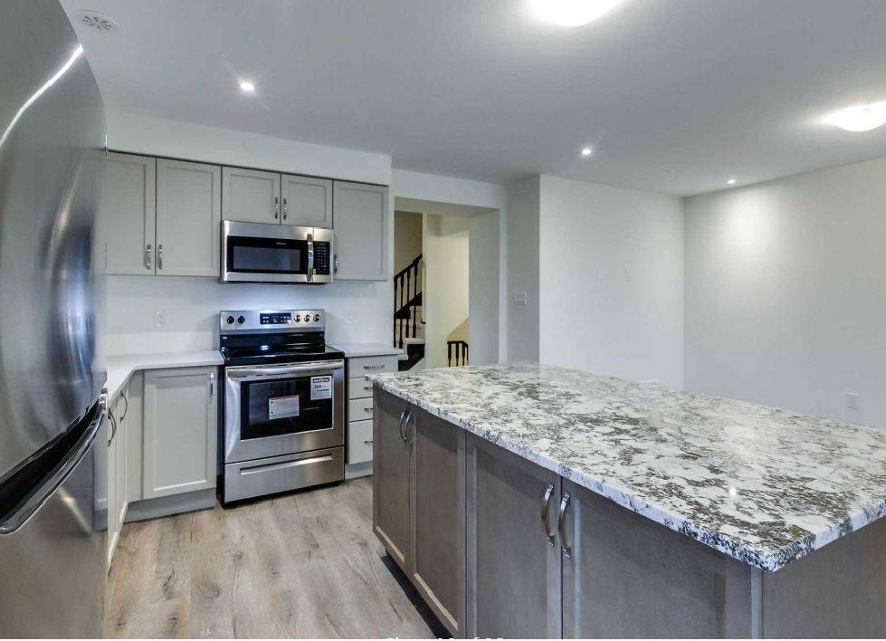 Milton, ON L9E 1R5,998 Balsam CT