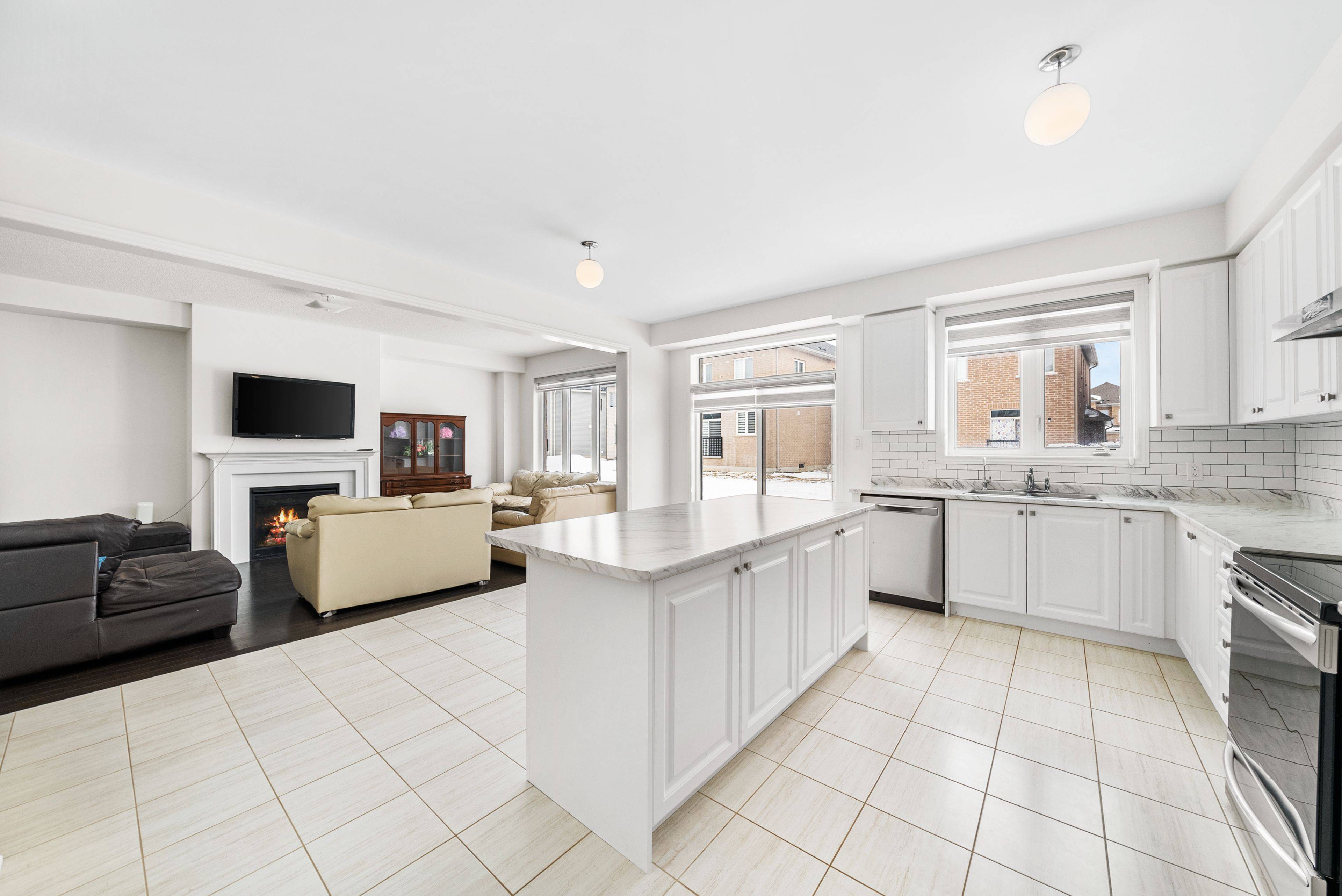 Shelburne, ON L9V 3Y3,196 Limestone LN