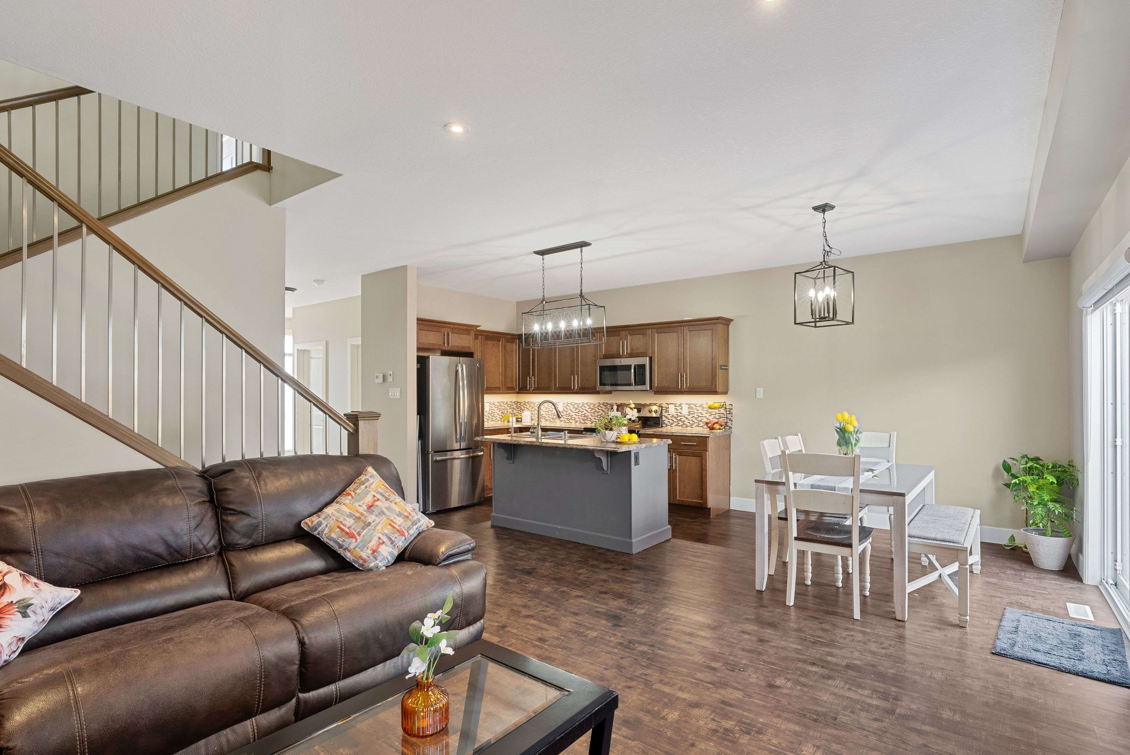 Strathroy-caradoc, ON N7G 4M2,25 Queensway DR