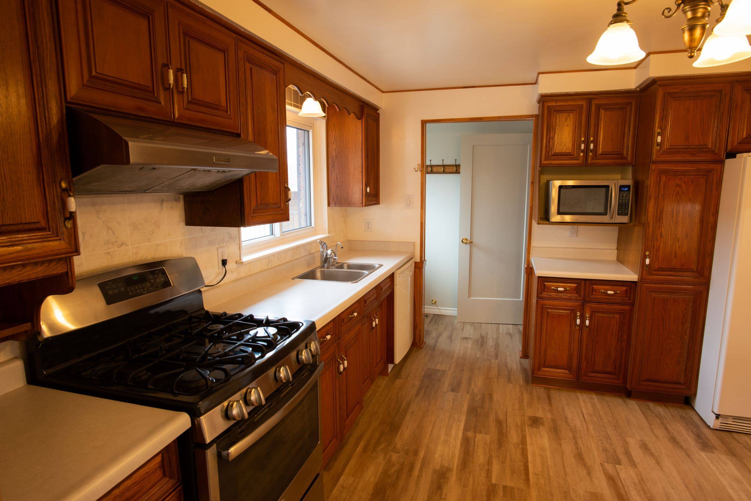 Kitchener, ON N2M 2E5,126 Hazelglen DR