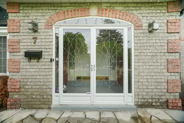 Brampton, ON L6Z 4M8,7 Vogue CRES