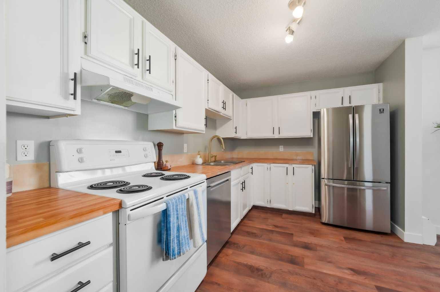 Calgary, AB T3C 0T1,1202 13 AVE SW #201