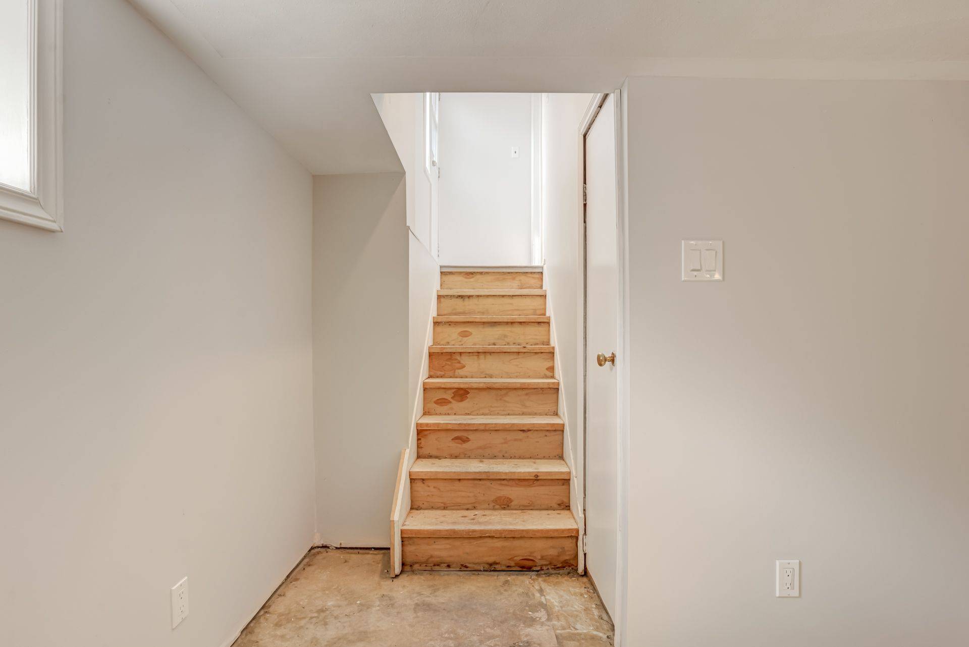 Bradford West Gwillimbury, ON L3Z 2B6,177 John ST W #lower