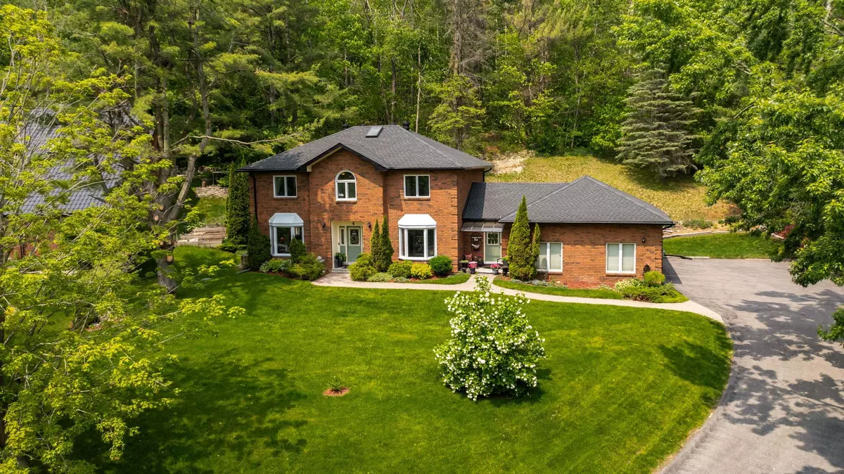 Springwater, ON L0L 1X1,4 IDLEWOOD DR
