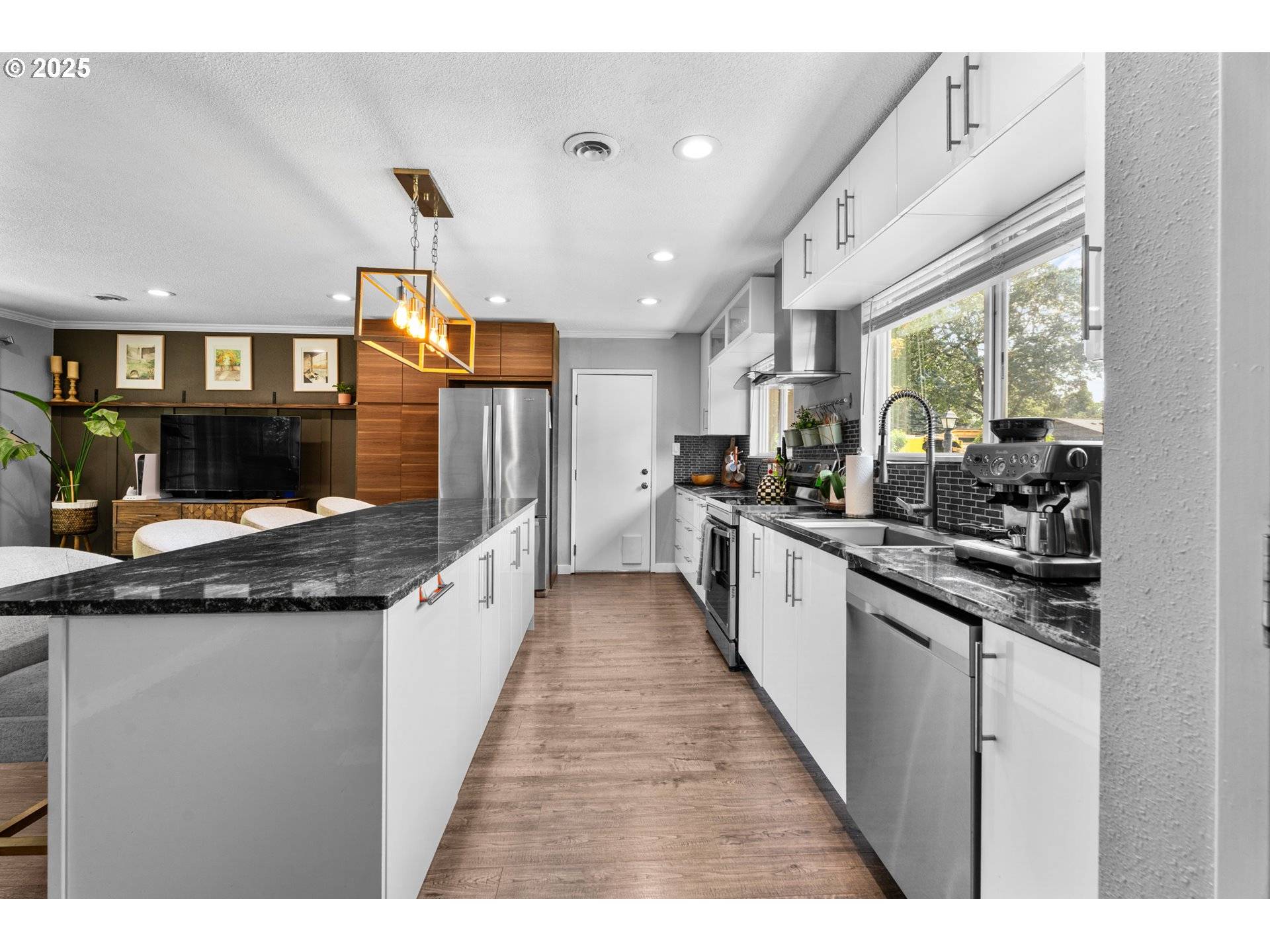 Beaverton, OR 97006,285 SW DEVONWOOD AVE