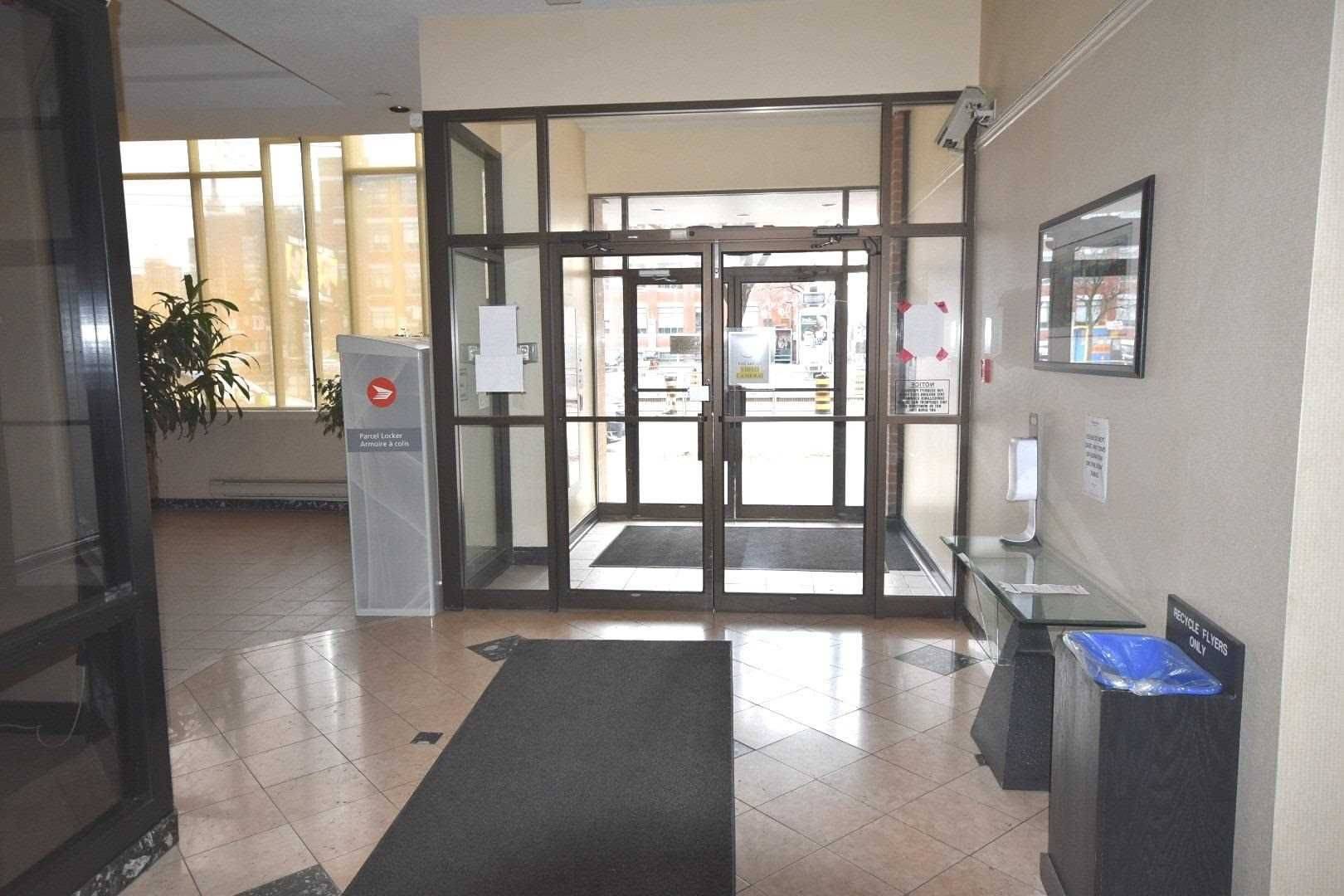 Toronto C01, ON M6G 4A3,456 College ST #206